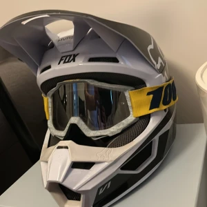 FOX motocrosshjälm med glasögon  - Säljer en sparsamt använd crosshjälm till ett sjukt bra pris. Glasögon följer med på köpet som är nya. Kom med pris 