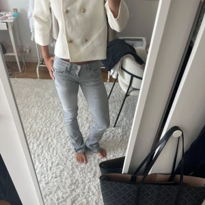 LTB VALERIE JEANS GRÅ - Snygga ljusgrå jeans med bootcut passform och klassiska fem fickor. Jeansen har låg midja och är gjorda i stretchigt bomullsmaterial för en bekväm känsla. Perfekta för dig som gillar en stilren look med lite utsvängda ben. De är från de kända märket LTB i modellen VALERIE❣️ 