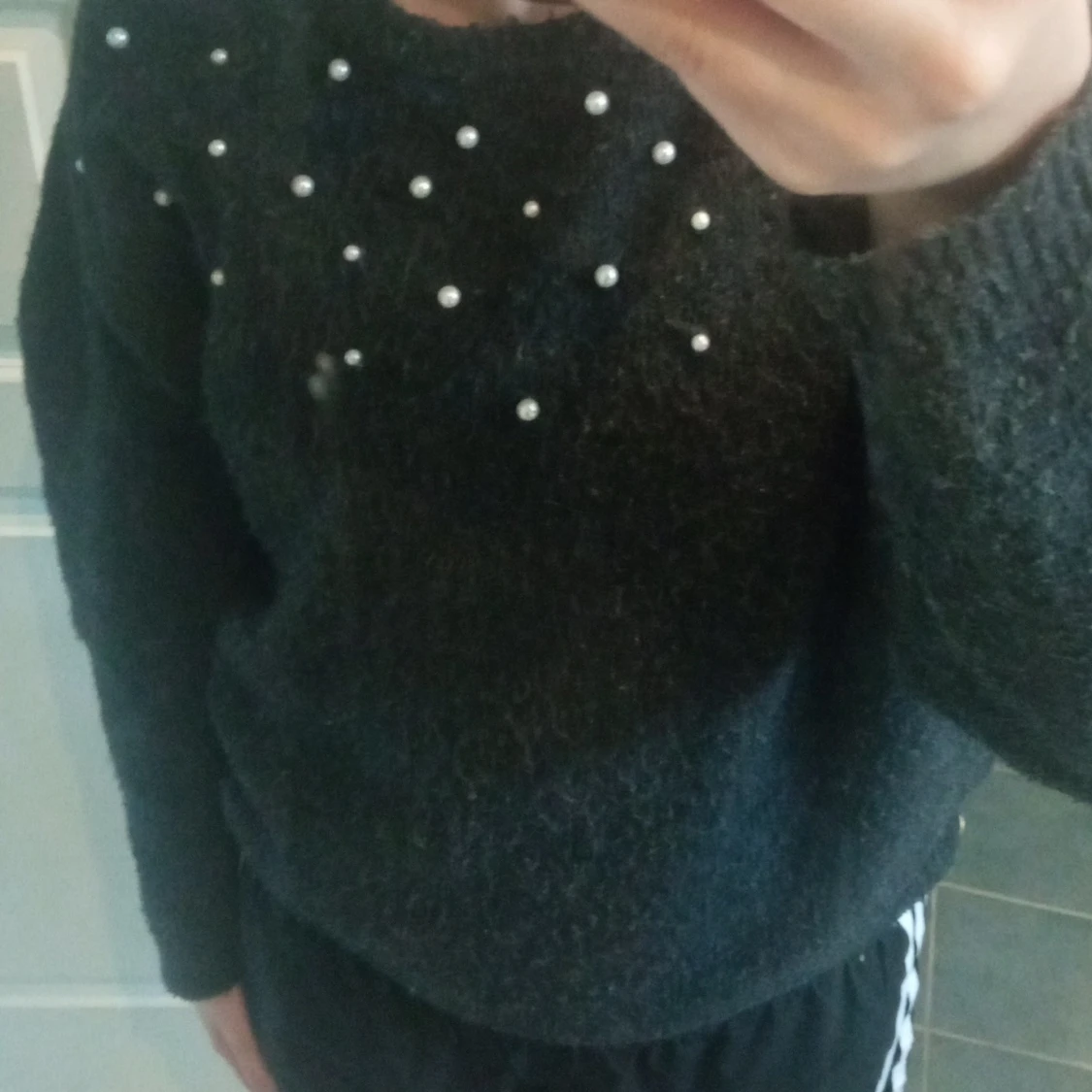 Mörkgrå stickad tröja med vita pärlor - 4