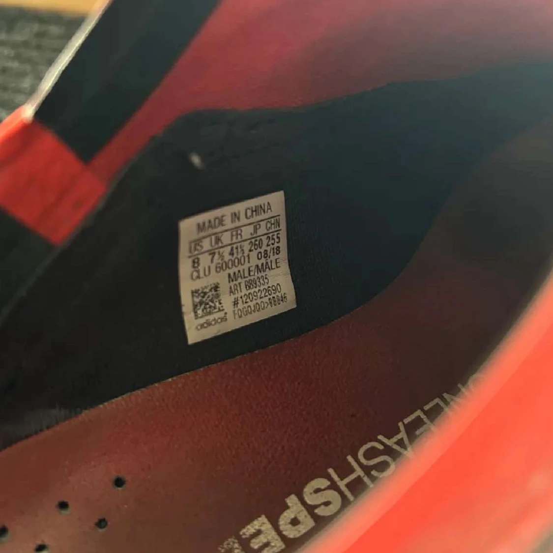 Adidas röda och svarta fotbollsskor - 1