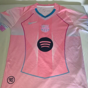 FC Barcelona x Nike rosa matchtröja - Unik FC Barcelona fotbollströja från Nike i en ljus rosa ton, luftigt material bra flr träning så väl som vardagligt.  Pris kan diskuteras, Frågor?