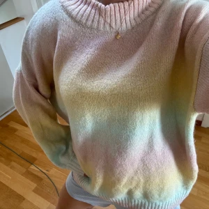 Pastellfärgad stickad tröja Gina Tricot - Supermysig stickad tröja från Gina Tricot i storlek S. Tröjan har en oversized passform och är i mjuka pastellfärger som rosa, gul och ljusblå. Ribbad mudd vid hals, ärmslut och nederkant. Perfekt för dig som gillar färg och vill ha en chill vibe.