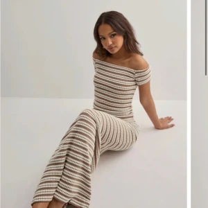 Sett från Nelly - Superfin lång kjol och matchande topp med offshoulder och breda ränder i beige och vitt. Dem är stickad i bomull, har en figurnära passform och ger en chill men ändå snygg. Köpt från Nelly använd 1 gång. Tröjan är xs men passar både xs och s. Kjolen S och passar både xs,s och m. Väldigt töjbara. 