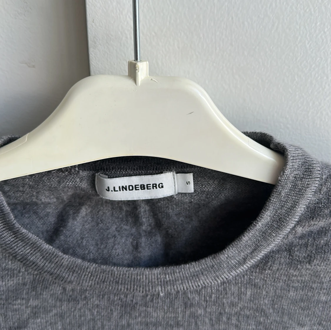Grå stickad tröja från J.Lindeberg - 1