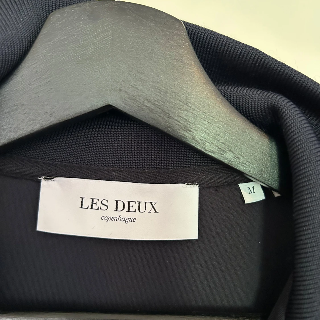Mörkblå track jacket från Les Deux - 2