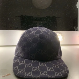 Gucci canvas Dubai cap (bleu) - Sho Sho, säljer denna tvärfeta blåa Gucci Dubai keps i stl S56 som perfekt nu i sommar men även i vinter, priset kan diskuteras vid snabb affär!