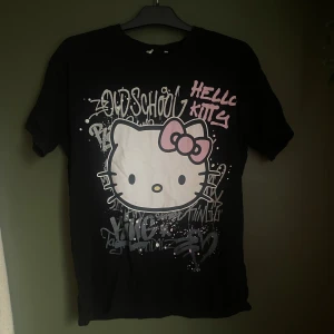 Svart Hello Kitty t-shirt med tryck - Använd några fåtal gånger 