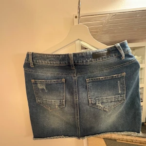Jeanskjol low waist  - Jätte snygg jeanskjol från pieces! Säljer då den tyvärr är för liteeen. Bra skick!. Storlek M. Bara att skriva vid frågor💕
