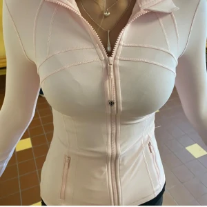 Lululemon  - Formar kroppen sjukt snyggt!! Har storlek XS eller 4. Den är helt ny i 10/10 skick endast använd fåtal gånger. I färgen strawberry milkshake som är den mest eftertraktade och alltid slutsåld. Köpt i Miami 