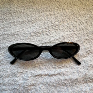 Vintage solglasögon - Snygga svarta solglasögon🤍.