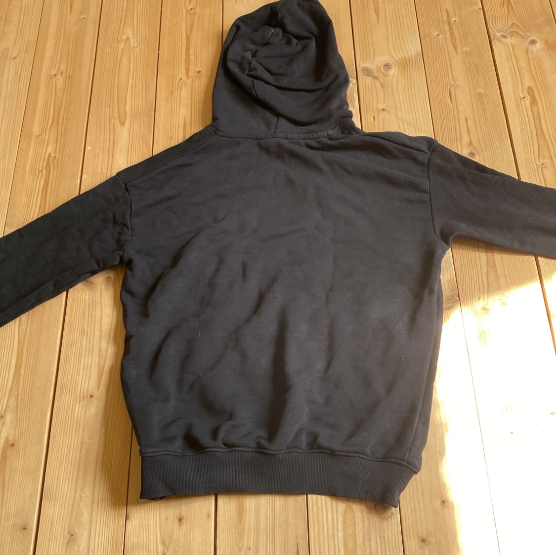 Svart hoodie från H&M med huva - 1