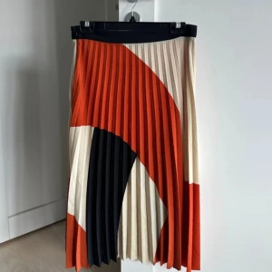 Plisserad kjol - Jättefin kjol som tyvärr är för stor och har därav inte använts.