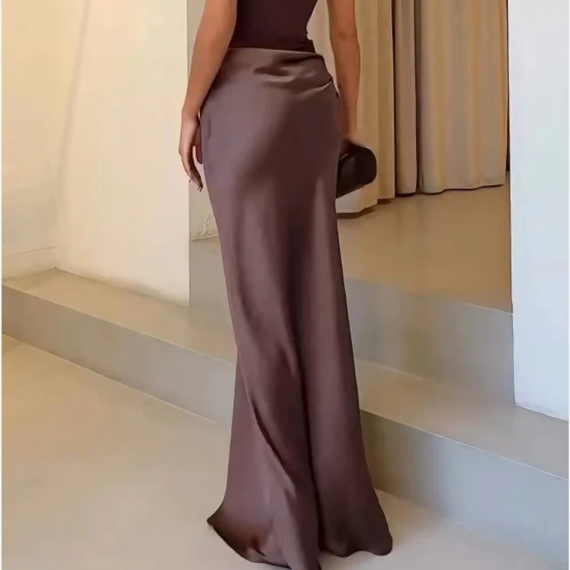 Brun långklänning i satin med oneshoulder - 1