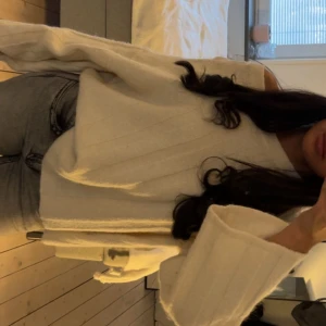 Vit stickad tröja - Vit stickad tröja med breda ärmar. Tröjan är ganska stor så man kan ha den lite off shoulder eller bara som en vanlig tröja. Säljer då den inte kommer till användning.