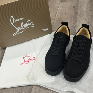 louboutins skor - Tjena säljer ett par svarta loubs tillkommer med sin orginala kartong och dustbag. Skorna har inga skador eller konstigheter, använda endast ett fåtal gånger ca 2-3 gånger som man ser på undersidan av skorna men annars så är dom som nya. Hör gärna av er vid intresse!!