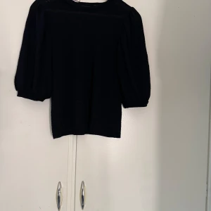 Stickad  blus  - Säljer en svart stickad blus säljer den då jag inte har någon användning av den har inga defekter hör av dig vid intresse eller fler frågor ! 
