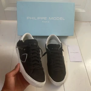 Philippe model skor - Säljer dessa riktigt snygga phillipe model skorna i svart mocka som är i nyskick, skorna har bara använts 1-2 gånger! Nypris ca: 4000kr mitt pris: 2499kr! Skorna är i storlek 42men passar uppemot 42,5! Kontakta mig via funderingar.