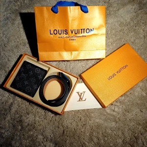 💼 Louis Vuitton Bälte + Plånbok Set – Oanvänt, Storlek 120 cm 💼 - 💼 Louis Vuitton Bälte + Plånbok Set – Oanvänt, Storlek 120 cm 💼  Säljer ett exklusivt Louis Vuitton set med:  🧡 Plånbok i svart Monogram-design  🖤 Matchande bälte (storlek 120 cm)   🛍️ Kommer i originalförpackning + påse 🎁 Perfekt som present eller till dig själv!  📌 Färg: Svart med klassiska LV-detaljer 📌 Skick: Aldrig använt 📌 Kvalitet: Väldigt bra – känns lyxig och fin        🧾 Originalkvitto från Louis Vuitton medföljer – inköpt i butik i Hong Kong (S Canton Road). Visar äkthet och värde