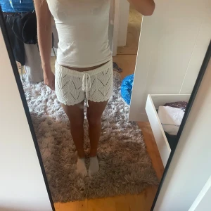 Vita virkade shorts med snörning - Virkade shorts