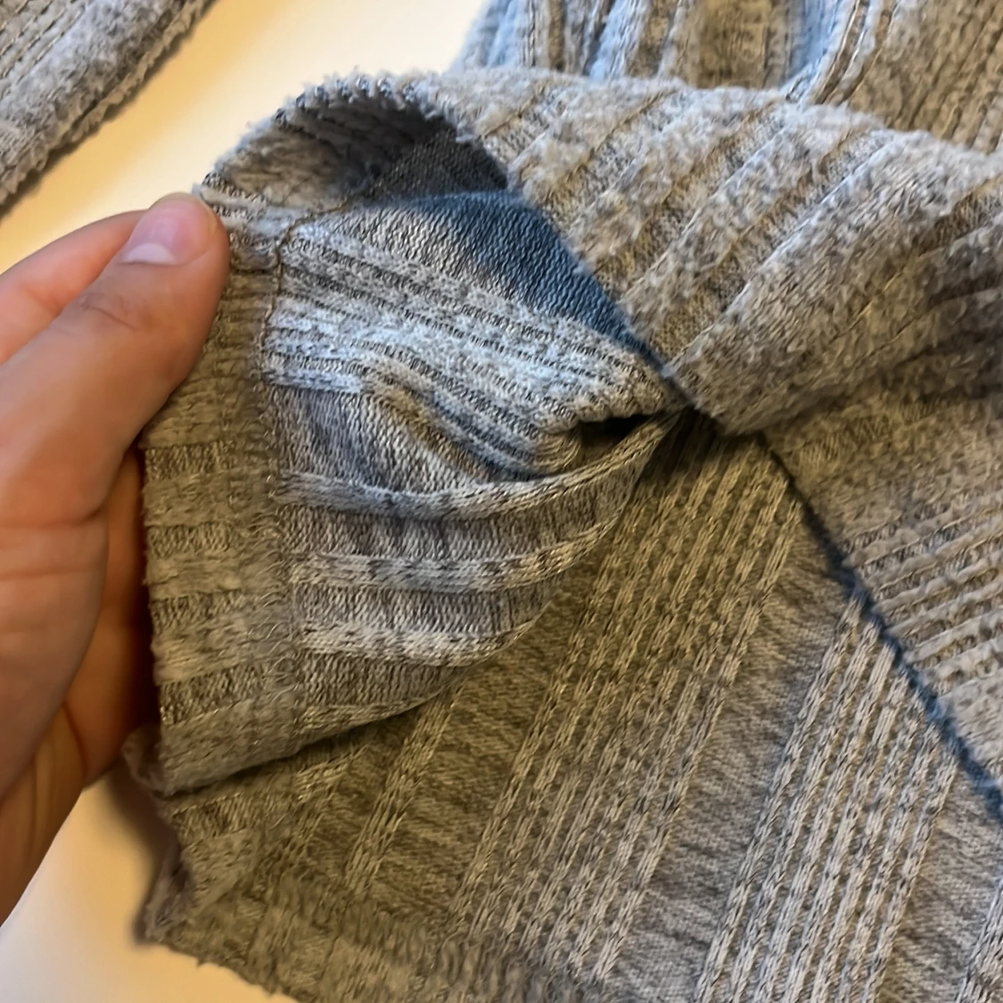 Grå ribbad polotröja - 4