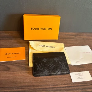 Plånbok - Helt nytt och aldrig användigt. Kommer med box och dustbag samt lite papper. Boxen är orange som den ska vara dock på bilderna ser den lite ut att vara lite gul. Fraktar snabbt (oftast samma dag som köpet) och bor du nära Gbg området då kan du förvänta dig att du har det inom 2-3 arbetsdagar. Hör gärna av er vid frågor och mer mvh palmshop🌴