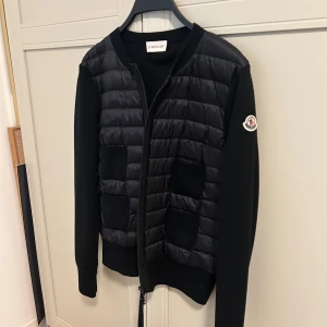 Moncler cardigan dam  - Säljer min systers fina Moncler cardigan till ett dugligt pris, skriv privat för kvitto! Den är i mycket bra skick nästan helt oanvänd. Storlek Xs, köpt för 9700kr säljes för 5999kr Skriv för intresse och mer information! Priset kan sänkas vid snabb affär! 