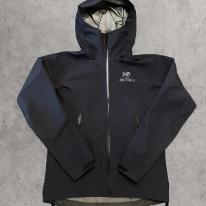 Arcteryx jacka  - Säljer min arcteryx jacka i storlek M. Jag fick den i julklapp och den va lite för stor och är fortfarande. Har ingen aning om den är äkta men den är jävligt  snygg, därför jag säljer den rätt så ”billigt” och bra för regn eftersom den är vattentät. Vattnet rinner bara av jackan som de ska göra på dessa modeller. Perfekt för en regnig dag eller kväll. ( Jackan är i ny skick och inget tecken på användning eftersom den bara har legat i garderoben sedan vintras)