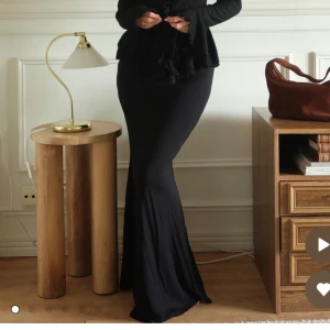 Svart långkjol NAKD - Svart långkjol från NAKD med lappar kvar, aldrig använd. Något kort i min smak på mig som är ca 175, så skulle passa perfekt på någon som är 170 och nedåt 💓 köpt för : 399kr