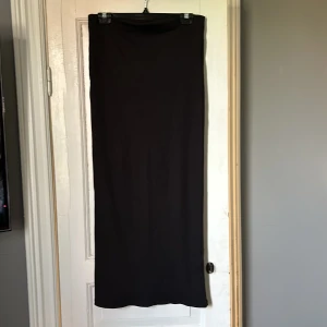 Svart långkjol 157 XS - En svart kjol från 157 i storlek XS. Bekväm med stretch, djur finns i hemmet! 🩷