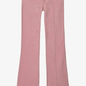 Rosa bootcut jeans  - Säljer ett par snygga jeans från bershka, säljer eftersom de var försmå och när jag köpte de var det ett pyttelitet hål som är igen sytt och syns inte när man har på sig byxorna. Säljer billigare än original priset som är 399kr 