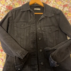 Svart jeansjacka från g perfect jeans XS - Svart jeansjacka från g perfect jeans i storlek XS. Klassisk modell med knappar framtill, två bröstfickor med lock och knapp samt långa ärmar. Snygg, enkel och passar perfekt till lager-på-lager-stil.