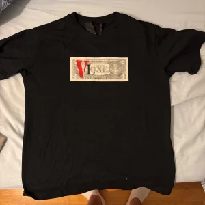 Svart VLONE t-shirt med dollartryck - Svart t-shirt från VLONE. Storlek M aldrig använd