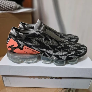 Helt nya Nike Vapormax ACRONYM  - Endast provade. Unisex storlek 38.5. Dessa är begränsad upplaga som är svåra att få tag på. Värdet på dessa ligger på 3000-4000 kr. Säljer även ett annat par i storlek 44. Skickas spårbart och försäkrat. OBS! Inte intresserad av byten eller bud under utropspriset. 