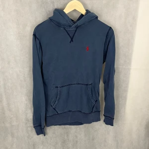 Ralph Lauren hoodie  - Riktigt soft raffe hoodie. Storlek XS. Modellen är 185. Riktigt fint skick. 