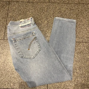 Blå dondup jeans  - Tja! Säljer mina blå dondup jeans i storlek W31! De är bra skick utan defekter! Hör av er vid intresse och pris ej hugget i sten! De sitter som bäst runt 170cm, 55kg ish