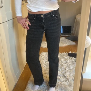 straight leg jeans från weekday - modellen arrow! de är uppklippta längs ner 💘🩵🩵