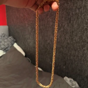 Kejsarlänk halsband  - Säljer ett snyggt halsband som är pläterad i guld med flätad kedja. Halsbandet har en unik och detaljerad design som verkligen sticker ut. Runt 55cm lång