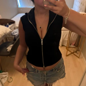 As cool Zara topp - Säljer denna as coola Zara toppen med dragkedja som sitter som en smäck🤌Perfekt till fest!! Storlek S använd 1 gång