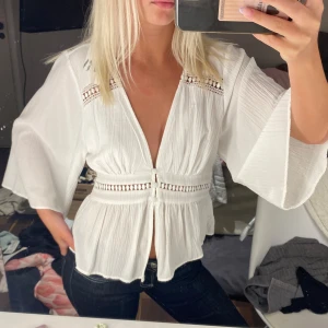 vit zara blus  - säljer denna skitsnygga somriga vita blusen från zara med prislapp kvar! Helt slutsåld på hemsidan 😊☺️🩵 passar till allt möjligt i sommar!!