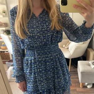 Blå mönstrad kortklänning med resår - Supersöt kortklänning i blått från zara.💙