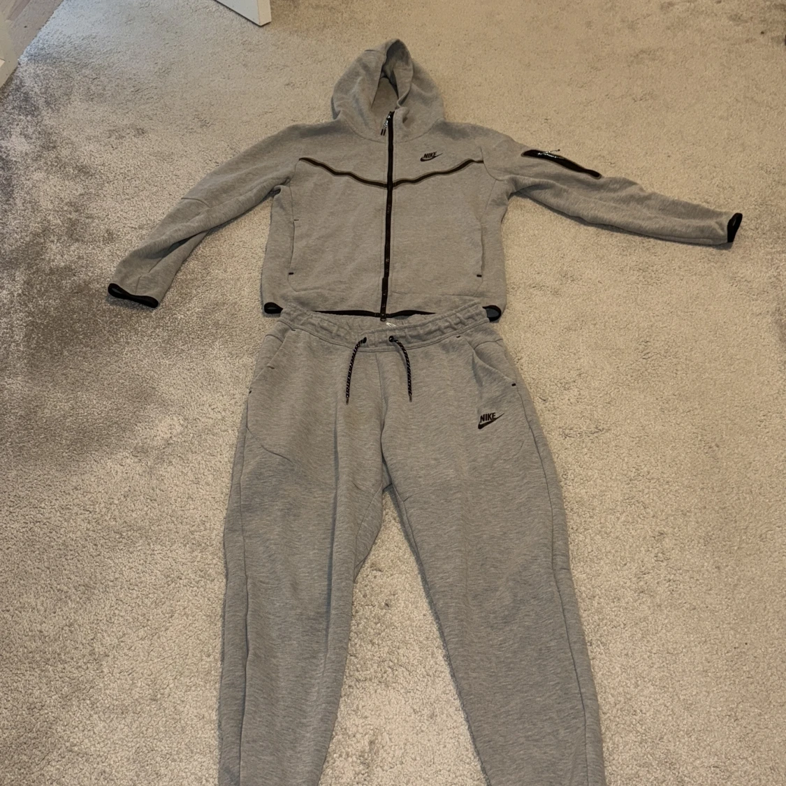 Grå mjukisbyxor från Nike med snörning