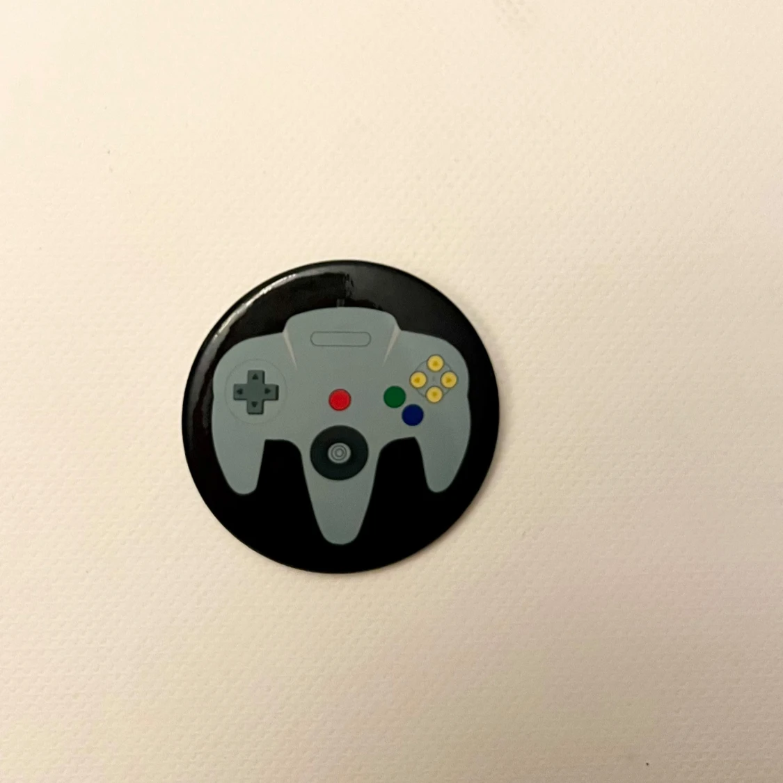 Pin Nintendo 64 handkontroll badge gamer - 2
