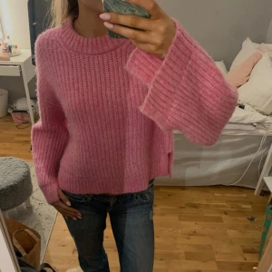 Stickad tröja - Superfin rosa stickad tröja från Ginatricot💕 sparsamt använd, nypris 299 mitt pris 70kr. Storlek XS