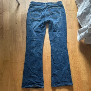 Vintage Levis 527 blå bootcut jeans - Snygga blå Levis 527 jeans med klassisk bootcut passform. 