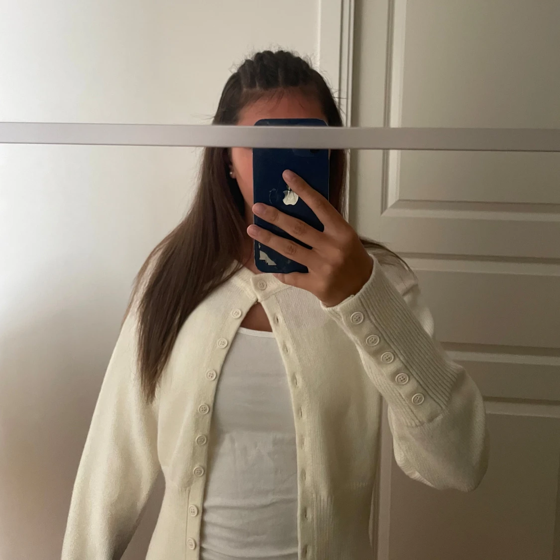 Krämvit kofta med knappar - 1