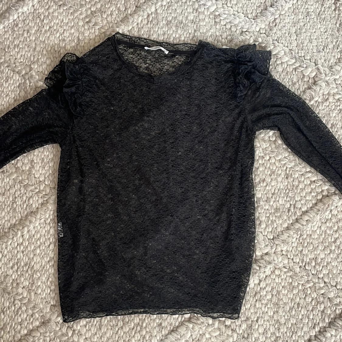 Svart spetsblus med volang från MNG - 2