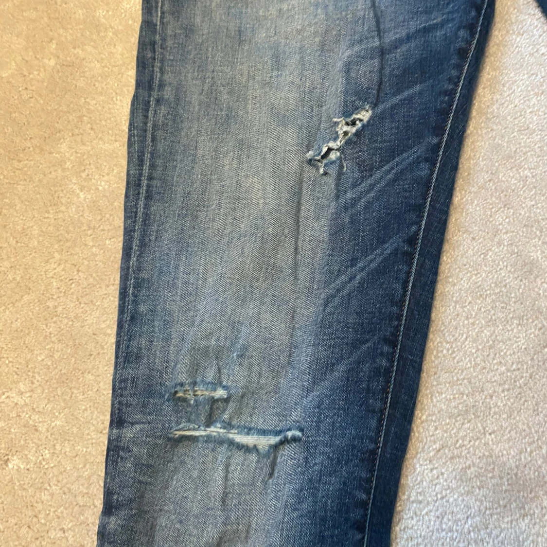 Jack n Jones jeans med slitningar  - 1