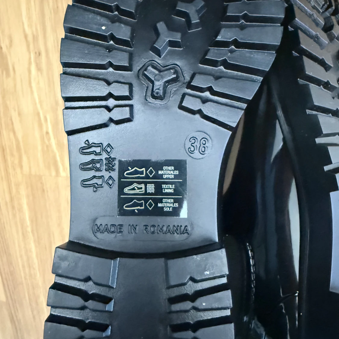 Svarta glansiga chelsea boots från Hugo - 4