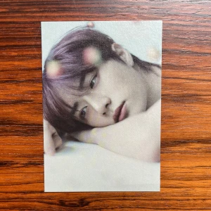 TXT Beomgyu postcard Good Boy Gone Bad - TXTBeongyu postcard från albumet ”Good boy Gone Bad”. Skriv vid intresse. Kan skicka betydligare bild/video. Obs! Har en skada vid nedre kanten (inte särskilt synlig). Köparen står själv för frakten! Klicka INTE på köp nu. Frakt: 22kr