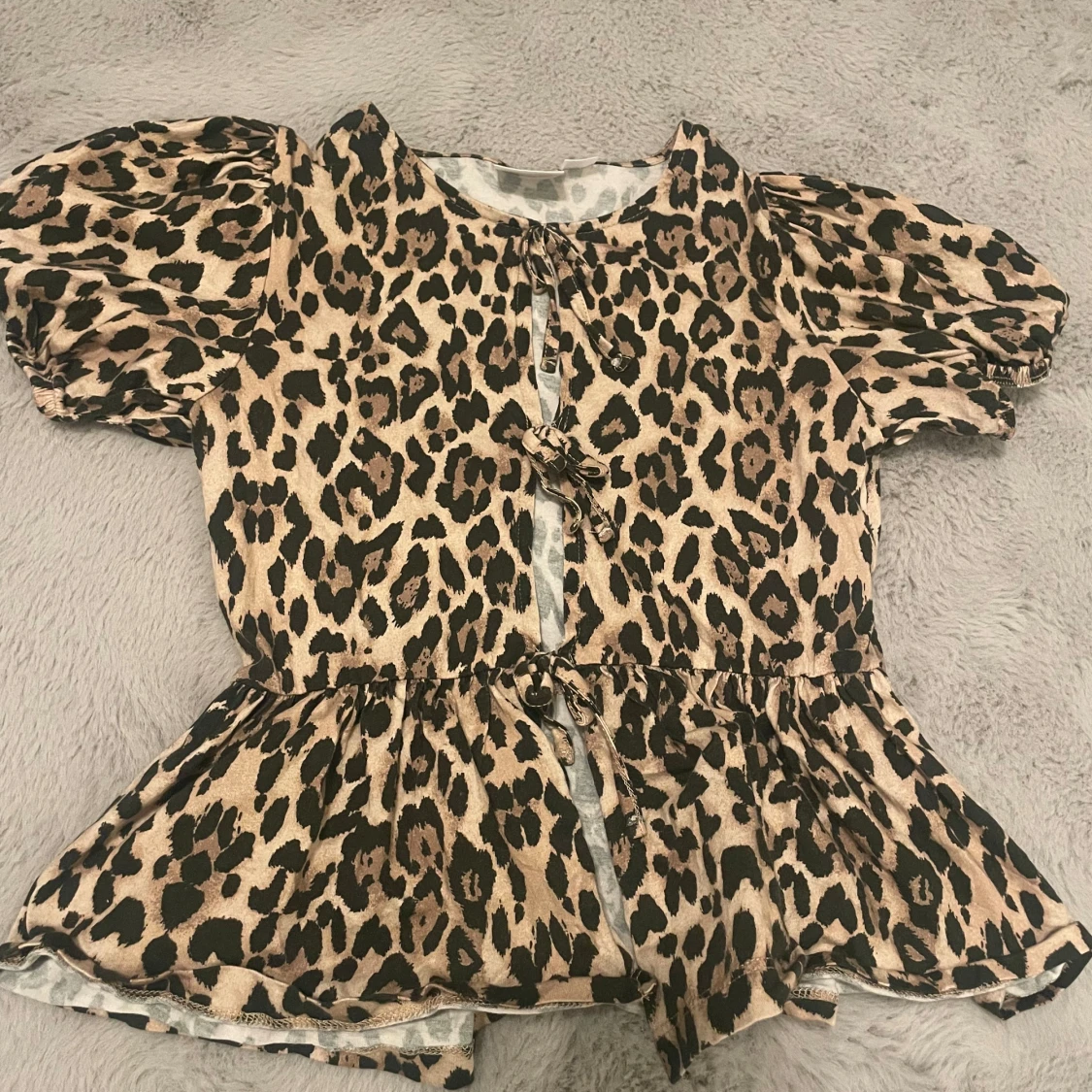 Leopardmönstrad blus från Gina Tricot - 3